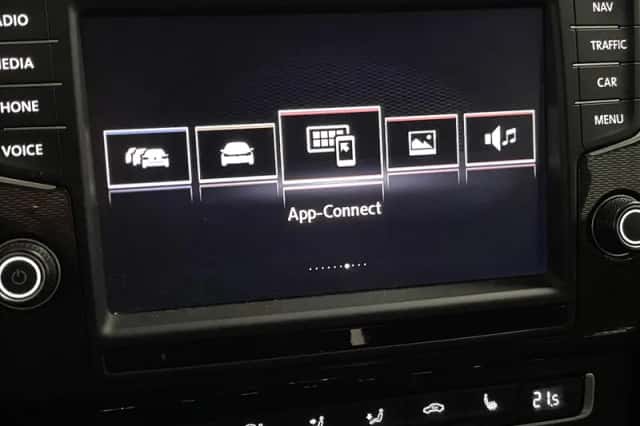 Volkswagen Golf (2015) thumbnail 45