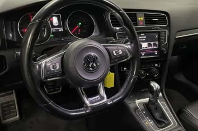 Volkswagen Golf (2015) thumbnail 95