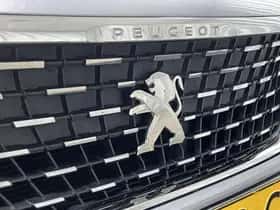 Peugeot 3008 (2018) thumbnail 8