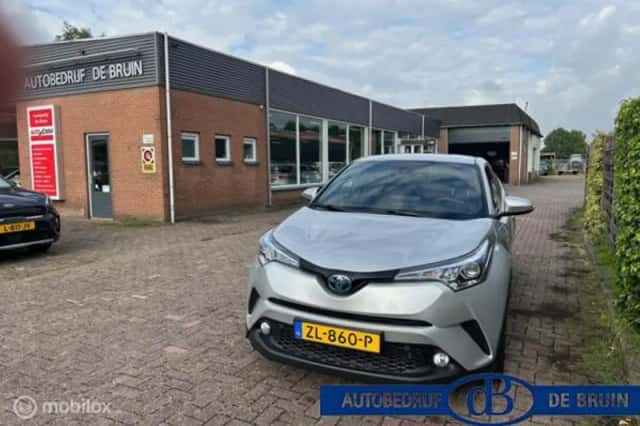 Toyota C-HR (2019) thumbnail 2