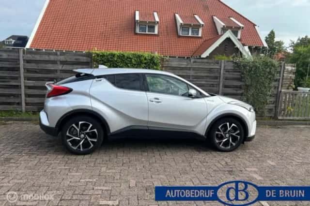 Toyota C-HR (2019) thumbnail 3