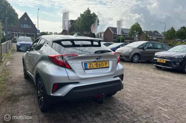 Toyota C-HR (2019) thumbnail 4