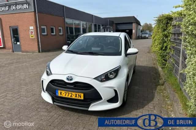 Toyota Yaris (2021) thumbnail 2
