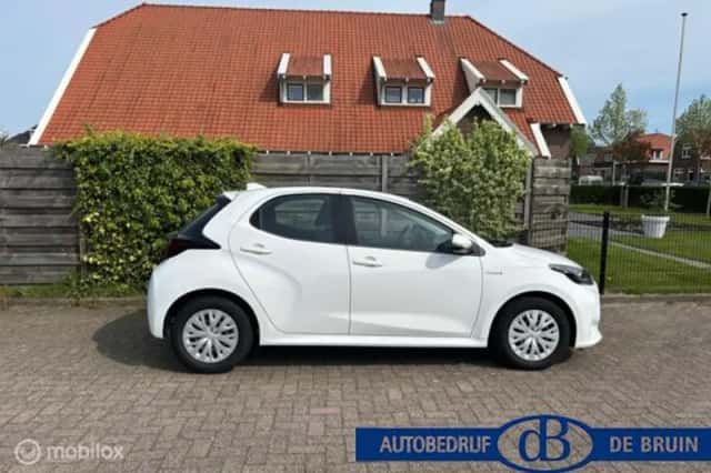Toyota Yaris (2021) thumbnail 3