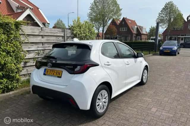 Toyota Yaris (2021) thumbnail 4