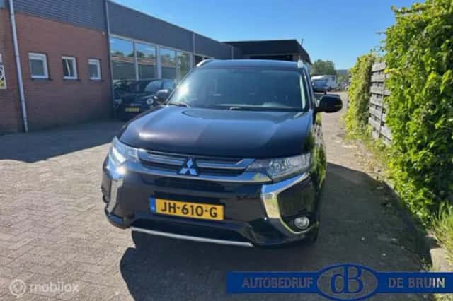 Mitsubishi Outlander (2016) thumbnail 2