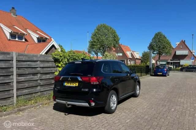 Mitsubishi Outlander (2016) thumbnail 4