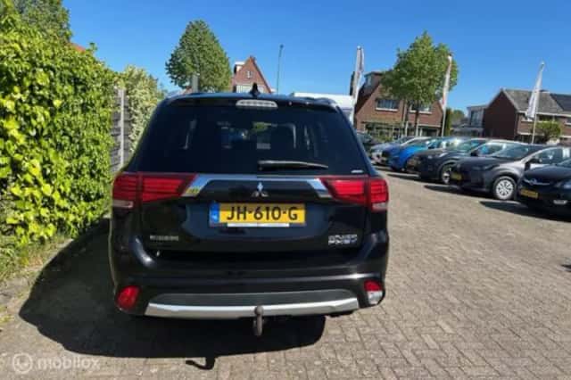 Mitsubishi Outlander (2016) thumbnail 5