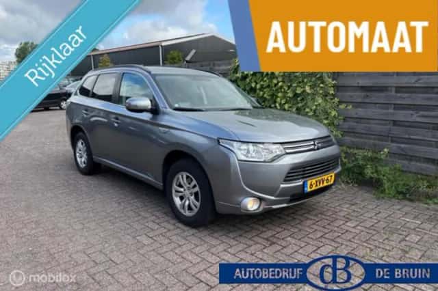 Mitsubishi Outlander (2015) thumbnail 1