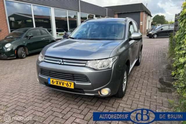 Mitsubishi Outlander (2015) thumbnail 2