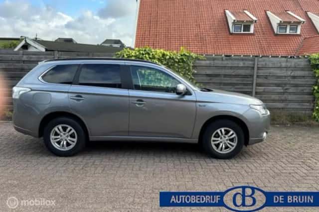 Mitsubishi Outlander (2015) thumbnail 3