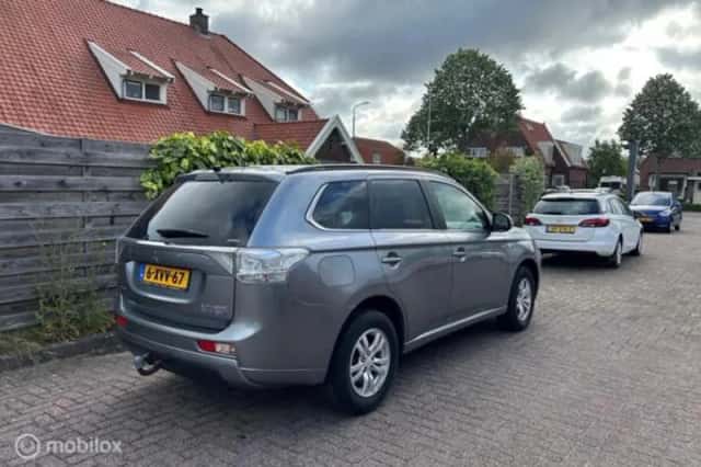 Mitsubishi Outlander (2015) thumbnail 4