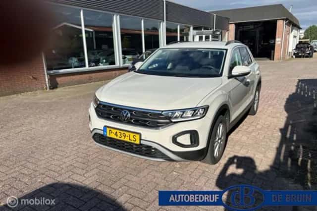 Volkswagen T-Roc (2022) thumbnail 2