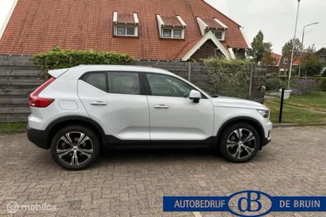 Volvo XC40 (2022) thumbnail 3