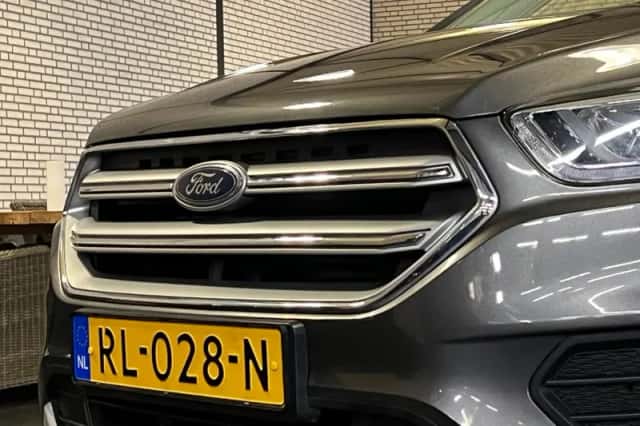 Ford Kuga (2017) thumbnail 2