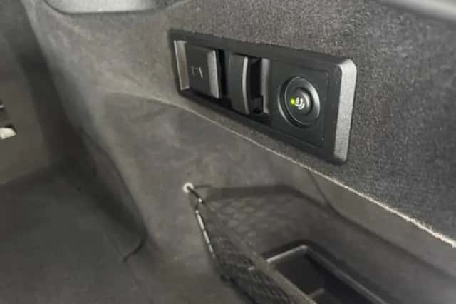BMW i4 (2022) thumbnail 24