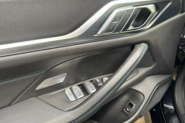 BMW i4 (2022) thumbnail 9