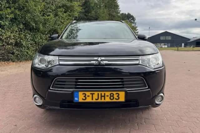 Mitsubishi Outlander (2014) thumbnail 2
