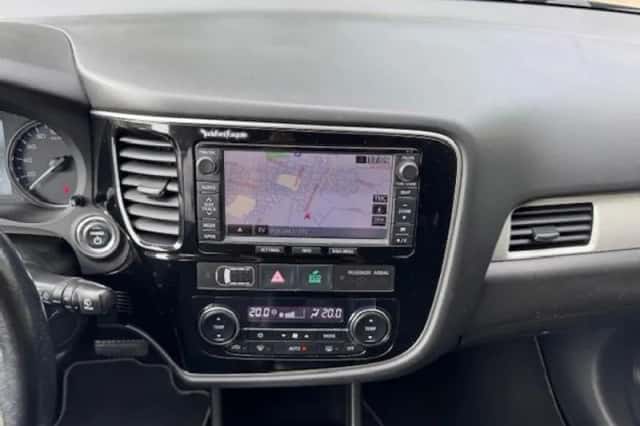 Mitsubishi Outlander (2014) thumbnail 12