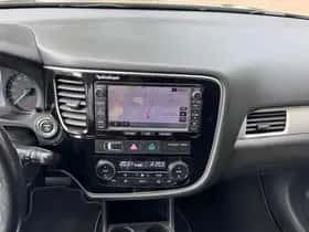 Mitsubishi Outlander (2014) thumbnail 12