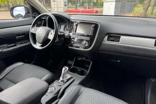 Mitsubishi Outlander (2014) thumbnail 16