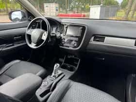 Mitsubishi Outlander (2014) thumbnail 16