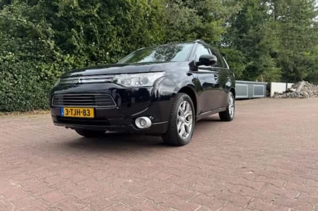 Mitsubishi Outlander (2014) thumbnail 3