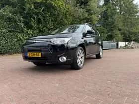 Mitsubishi Outlander (2014) thumbnail 3