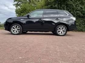 Mitsubishi Outlander (2014) thumbnail 4