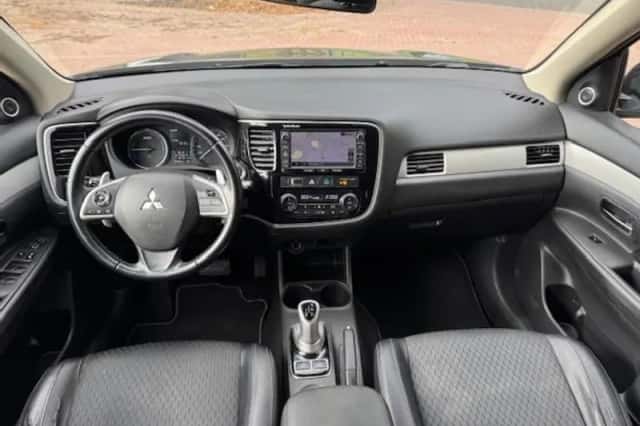 Mitsubishi Outlander (2014) thumbnail 9