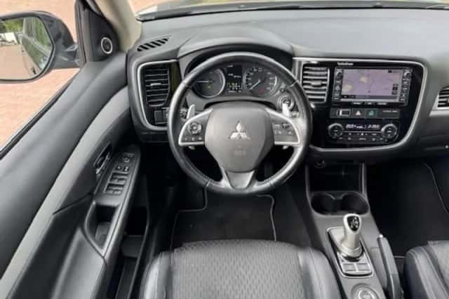 Mitsubishi Outlander (2014) thumbnail 10