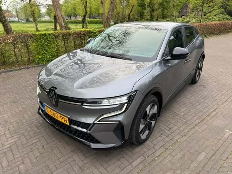 Renault Mégane E-Tech (2023) — foto 1