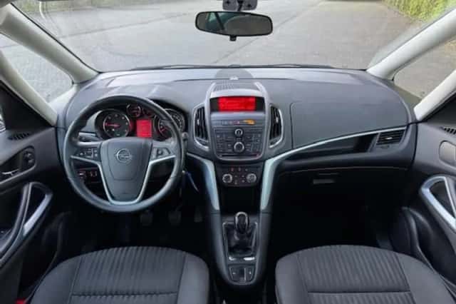 Opel Zafira (2012) thumbnail 9