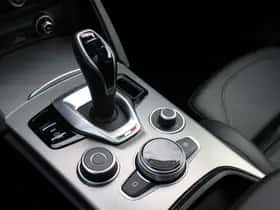 Alfa Romeo Stelvio (2023) thumbnail 15