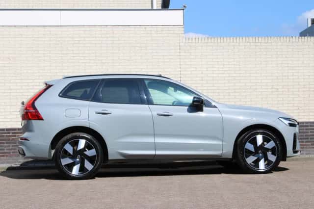 Volvo XC60 (2024) thumbnail 2