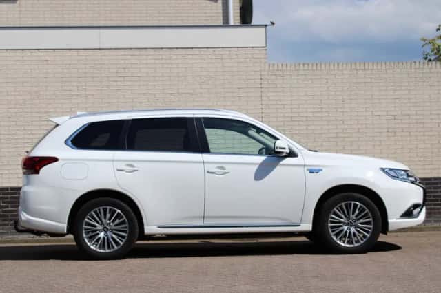Mitsubishi Outlander (2021) thumbnail 2