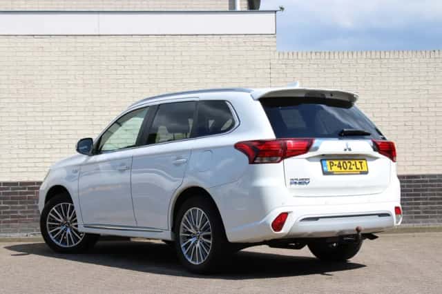 Mitsubishi Outlander (2021) thumbnail 3