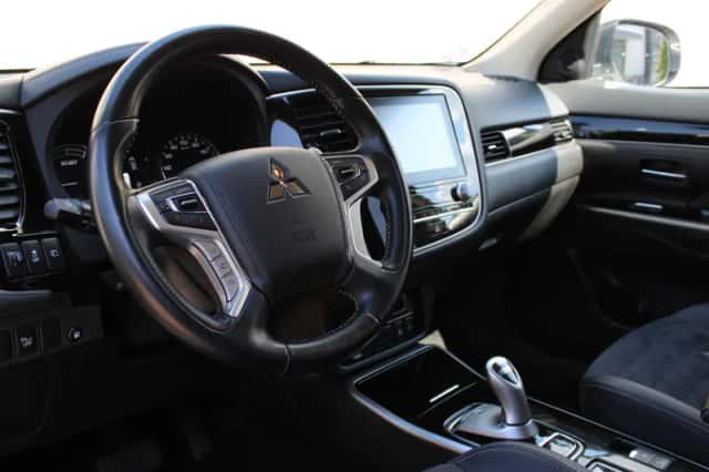 Mitsubishi Outlander (2021) thumbnail 4