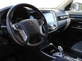 Mitsubishi Outlander (2021) thumbnail 4