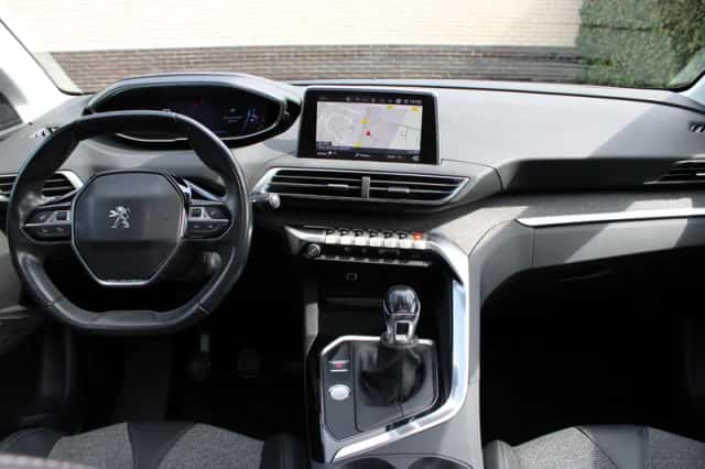 Peugeot 3008 (2017) thumbnail 4
