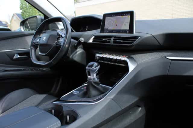Peugeot 3008 (2017) thumbnail 5