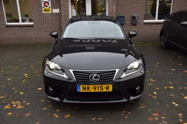 Lexus IS (2017) thumbnail 5