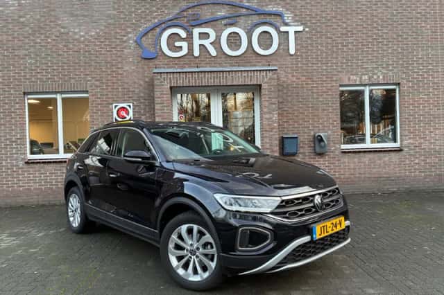 Volkswagen T-Roc (2024) thumbnail 1