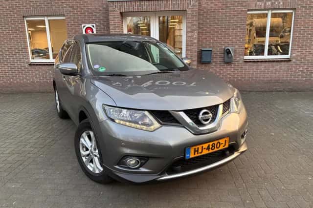 Nissan X-Trail (2015) thumbnail 2
