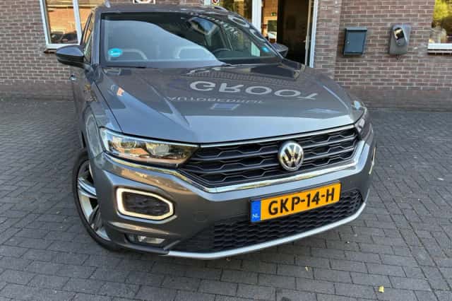Volkswagen T-Roc (2018) thumbnail 3