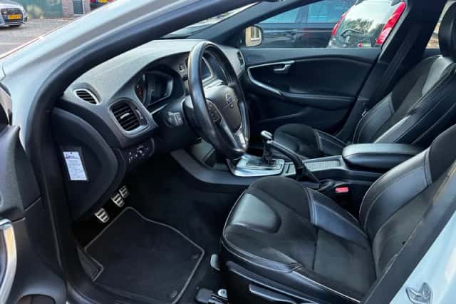 Volvo V40 (2015) thumbnail 2