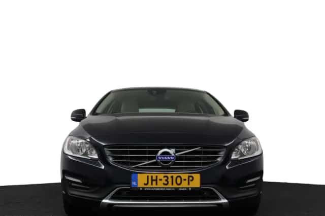 Volvo V60 (2016) thumbnail 3