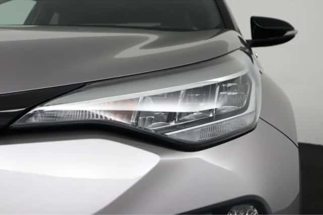 Toyota C-HR (2022) thumbnail 2