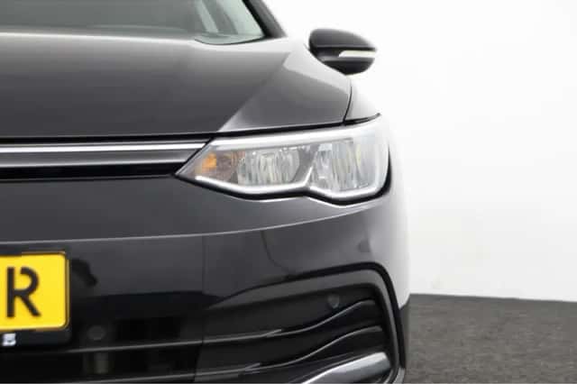 Volkswagen Golf (2022) thumbnail 2