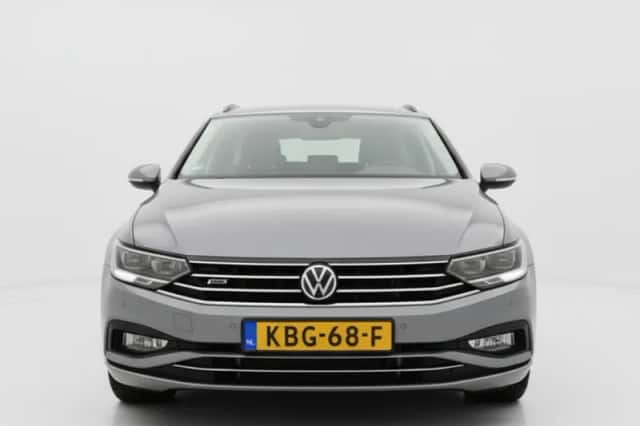 Volkswagen Passat (2022) thumbnail 4